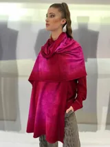 Chal de lana merino teñida, color naranja y celeste, de tejido fino y suave.