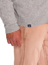 Sweater gris de lana y cashmere con cuello alto y cierre completo.