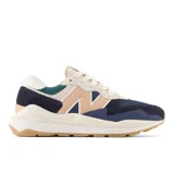 Championes New Balance 5740 de hombre, con capellada de gamuza y malla en tonos azul marino, beige, blanco y verde.