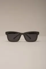 Lentes de sol negros con montura cuadrada gruesa y lentes polarizadas.