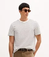 Remera de corte regular con cuello redondo y mangas cortas, confeccionada en tejido de algodón con diseño de rayas horizontales en relieve.