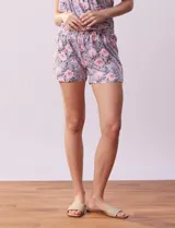 Conjunto de pijama estampado marca René Rofé, compuesto por musculosa y short. La musculosa tiene escote redondo con aplique de puntilla y botones. El short tiene cintura elastizada.