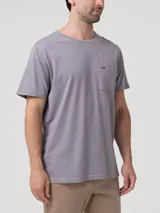 Remera de manga corta RKF color lila, confeccionada en mezcla de algodón y poliéster reciclado, con cuello redondo, bolsillo ojal en el pecho y detalle de bordado del logo de la marca.