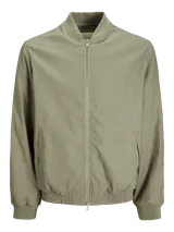 Campera bomber color verde claro, de tejido liviano de lino y algodón, con cuello tipo baseball, mangas largas con puños de canalé, cierre con cremallera y bolsillos delanteros.