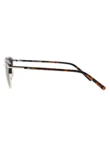 Lentes de sol estilo clubmaster con marco superior de acetato en estampado carey y puente y bordes inferiores metálicos en tono dorado. Cuentan con cristales polarizados de color marrón con protección UV.