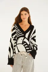 Sweater de tricot con escote en V, manga larga y diseño estampado en blanco y negro con motivo de tucán.