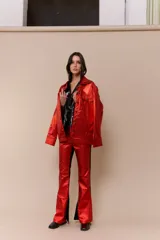 Pantalón de corte recto en color rojo con acabado metalizado, tiro alto y detalle de contraste en color negro en los laterales internos.