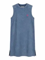Vestido tipo remerón de algodón con efecto lavado, sin mangas, de corte holgado, cuello redondo y aberturas laterales en el ruedo. Presenta un pequeño logo bordado en hilo fucsia en el pecho.