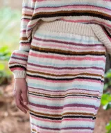 Falda midi de punto tejido con patrón de rayas horizontales en tonos rosado, marrón, celeste y blanco, con cintura elástica.