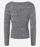 Blusa negra de punto acanalado, con escote en V profundo y mangas largas.