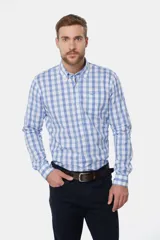Camisa de hombre a cuadros azules y blancos, de manga larga con cuello abotonado.