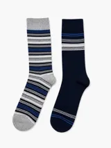 Pack de dos pares de medias de algodón, uno con diseño de rayas horizontales en tonos azul, gris y blanco, y otro liso en color azul marino con detalle de rayas en la parte superior.