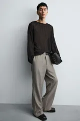 Pantalón de corte flare fit, con diseño de estructura sutil, bolsillos frontales y bolsillos traseros de vivo. Cuenta con cierre frontal de cremallera y botón.