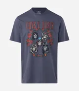 Remera de algodón color gris azulado, con cuello redondo y manga corta. Presenta un estampado gráfico frontal con el logo de la banda Guns N' Roses y calaveras rodeadas de rosas.