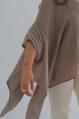 Blusa oversize color visón, de mangas amplias y escote en V.