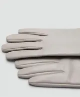 Guantes largos de cuero de piel ovino en color gris claro, con forro interior de poliéster.