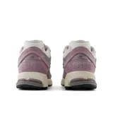 Championes New Balance modelo 2002, color lila, con detalles en gris y blanco.