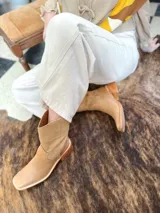 Sweater de punto con diseño geométrico en tonos mostaza, marrón y beige.