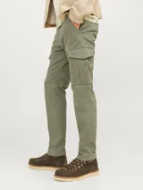 Pantalón cargo de corte ajustado, color verde oliva, con bolsillos laterales con solapa y cierre de cremallera.
