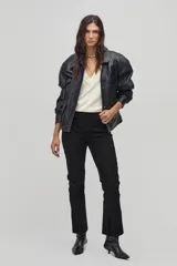 Chaleco tejido color crema con escote en V y terminaciones de rib.