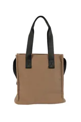 Bolso tipo tote color marrón, con diseño minimalista y moderno. Cuenta con asas de mano negras, correa ajustable para el hombro y un bolsillo frontal con cierre.