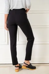 Pantalón de vestir azul marino, de corte skinny y tiro medio, con bolsillos laterales y cierre invisible en el lateral.