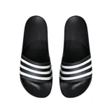 Ojotas Adidas Adilette Aqua de color negro con tres bandas blancas en el empeine, diseño de una sola pieza moldeada.