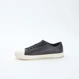 Zapatillas urbanas bajas de cuero sintético negro con puntera de goma blanca y cordones negros.