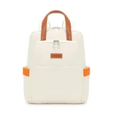Mochila urbana de diseño minimalista en color blanco, con detalles en cuero sintético color suela en las asas superiores y el parche frontal. Cuenta con compartimento principal con cierre, bolsillo frontal con cierre y bolsillos laterales con elástico naranja.