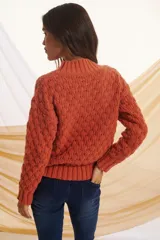 Sweater de punto color verde con textura calada.