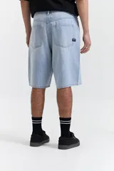Bermuda de jean con calce baggy, corte amplio y relajado en piernas y cadera, tiro medio, con pasa cinto y cierre frontal.