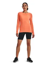 Remera de manga larga Under Armour de alto rendimiento, confeccionada en tejido HeatGear de secado rápido y tecnología absorbente de sudor. Presenta un diseño ajustado con cuello redondo y textura microperforada, ideal para entrenamiento.
