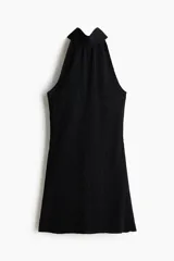 Vestido mini negro de punto arrugado, con escote halter y cuello elevado.