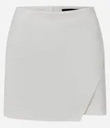 Short pollera corto color marrón de bengalina, con diseño cruzado en el frente, cierre invisible en la parte trasera y talle alto.