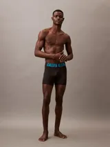 Pack de tres boxers largos Calvin Klein negros con cintura elástica con logo en azul.