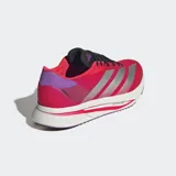 Championes de running Adidas Adizero SL 2, color fucsia/rosa intenso con detalles en plateado metálico, morado y negro. Presentan una entresuela gruesa blanca con tecnología Lightstrike Pro y detalles en rosa y morado.