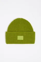Gorro tipo beanie de punto acanalado en color negro, con vuelta y parche frontal con el logo de la marca Bimba y Lola.