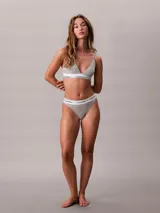 Bombacha de corte clásico con pierna alta, confeccionada en una mezcla suave de algodón y modal. Presenta una cintura elástica distintiva con el logo de la marca en contraste.