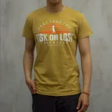 Remera color mostaza de algodón con estampa en el frente que dice 'Just take the risk or lost, the chance, Duxon Clothes'.