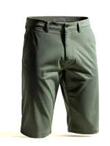 Bermuda de vestir color verde oliva, con bolsillos laterales y traseros.