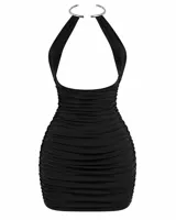 Mini vestido negro de microfibra, con escote halter adornado con detalles metálicos, corte ajustado al cuerpo y fruncidos laterales.