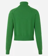 Blusa básica de punto marca Blue Steel, con cuello alto y manga larga. Confeccionada en tejido de punto recto con textura suave y cómoda.