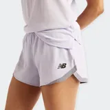 Short deportivo New Balance de color lila, confeccionado con tela transpirable que evacúa la humedad, diseñado con cintura elástica y logo impreso en la pierna.