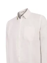 Camisa de lino de manga larga color blanco, con cuello camisero, cierre frontal de botones y un bolsillo aplicado en el pecho.