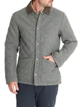 Chaqueta de lana con diseño acolchado de rombos, cierre frontal con broches metálicos y cuello de cotelé en contraste. Cuenta con dos bolsillos frontales tipo parche y un calce regular.