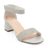 Sandalia de fiesta con taco cuadrado bajo, confeccionada en material plateado con acabado brillante. Presenta una tira frontal ancha y una pulsera al tobillo, ambas completamente cubiertas de strass.