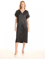 Vestido midi de satén negro con silueta recta y fluida. Presenta escote en V profundo con ribete de strass, mangas cortas amplias y una tabla central que genera un drapeado natural.