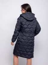 Campera larga color marrón con diseño acolchado, capucha desmontable, cierre frontal con botones a presión, bolsillos laterales con cierre, puños elásticos y cintura ajustable.