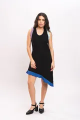 Vestido corto de punto negro con diseño asimétrico, sin mangas, con detalles de volados en tonos lila, celeste y azul en los tirantes y el borde inferior.