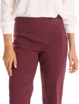 Pantalón sastrero de corte recto y entallado, con nervadura central vertical que estiliza la silueta. Cuenta con cintura ancha de soporte, panel de malla interna para control abdominal y bolsillos posteriores simulados.